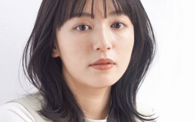 大人の鎖骨ミディアムヘアは、毛先のワンカールで「王道ひし形シルエット」に新鮮味を！