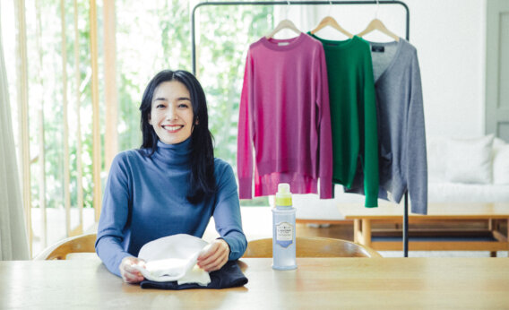 カットソーみたいに使える薄軽ニット、ずっときれいに着られる方法って？ 橋本優子さん・鈴木隆行さん夫妻がお試し