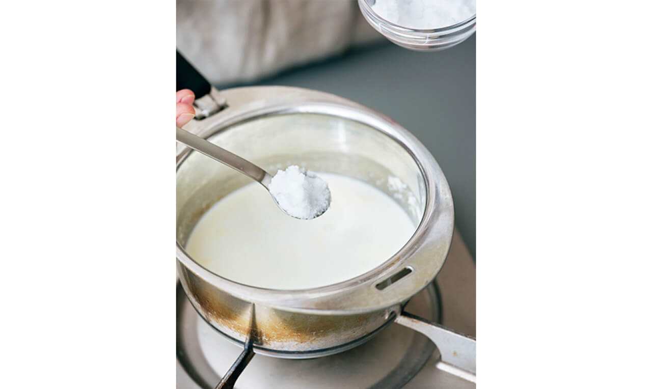 カラメルと別の鍋に牛乳を入れ、砂糖小さじ1を入れてさっと混ぜ、中火にかける