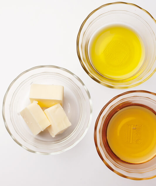写真：バター、オリーブオイル、ごま油