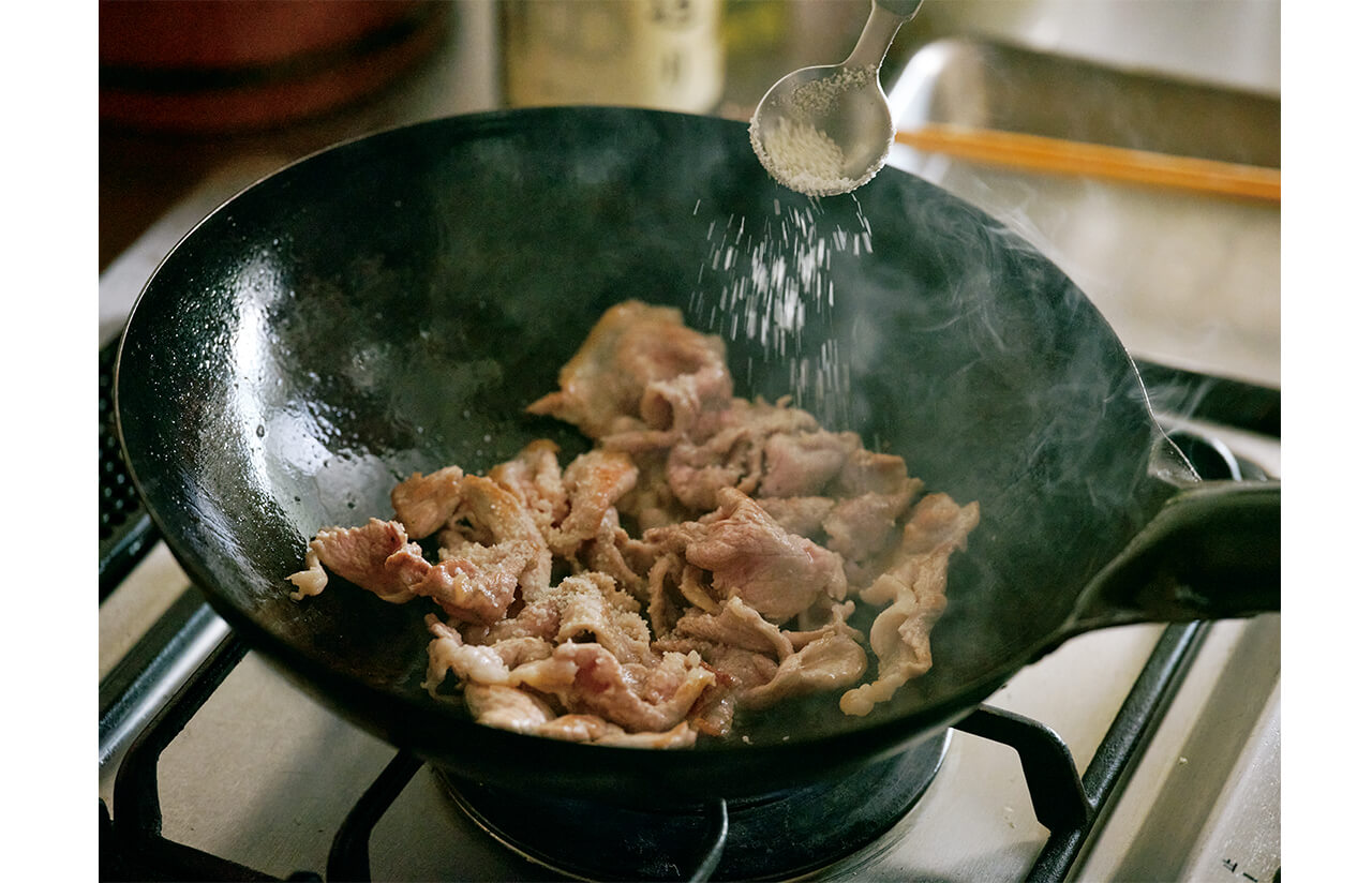 肉野菜炒めは豚肉にしっかり塩を振ると味にメリハリがついて、野菜からも水が出ない