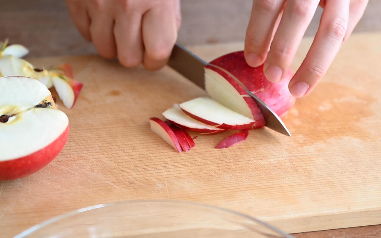 りんごは4つに切り、5mm幅にスライスし千切りにする。