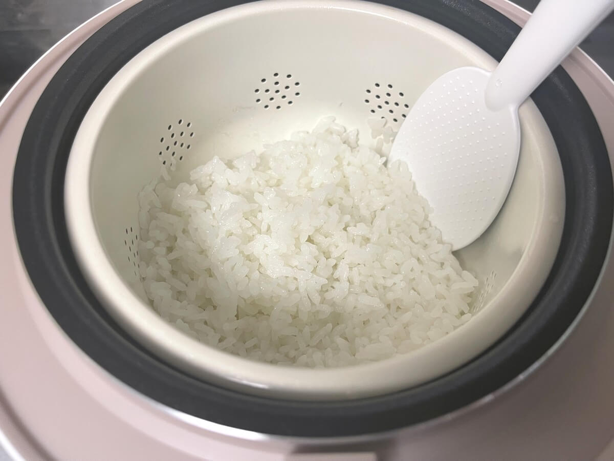 糖質カットごはんを炊くときには、内釜に水を張り、その上にセットしたザル釜に洗米した白米を入れて炊きます