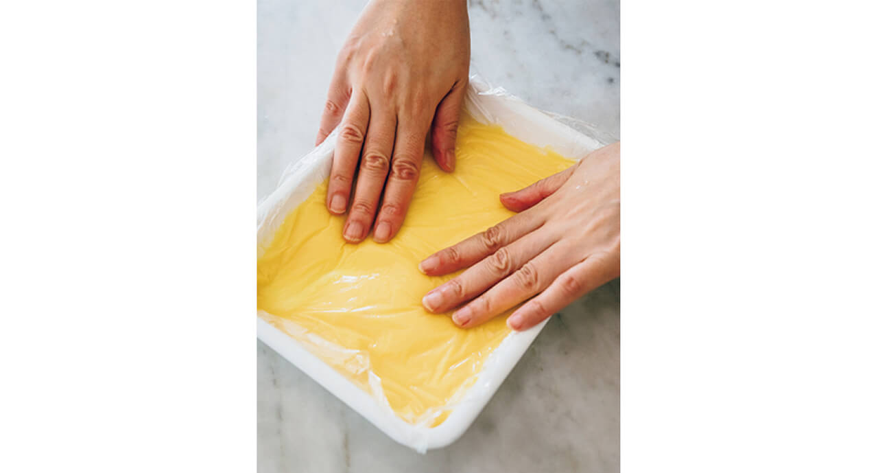 粗熱が取れたレモンカードは、雑菌が入らないよう表面にぴったりとラップをかけ、冷やします。密着するように、手で軽く押さえて