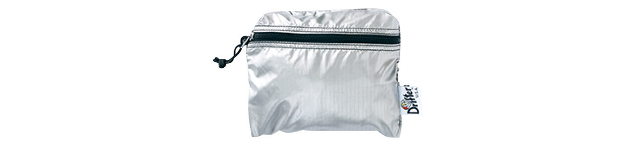 バッグのポケットに小さくまとめて収納できる、機能的なポケッタブルデザインにも注目