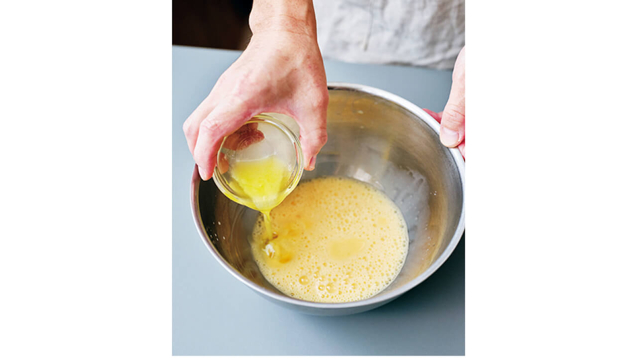溶かしバター（温かいままでOK）を加え、泡立て器で混ぜる