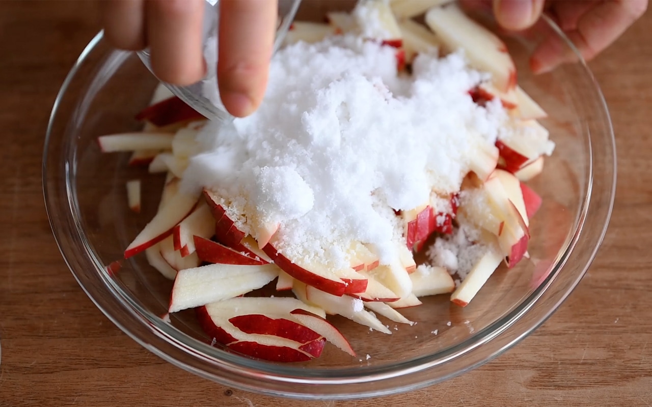 春巻きの皮でアップルパイ 砂糖を入れる