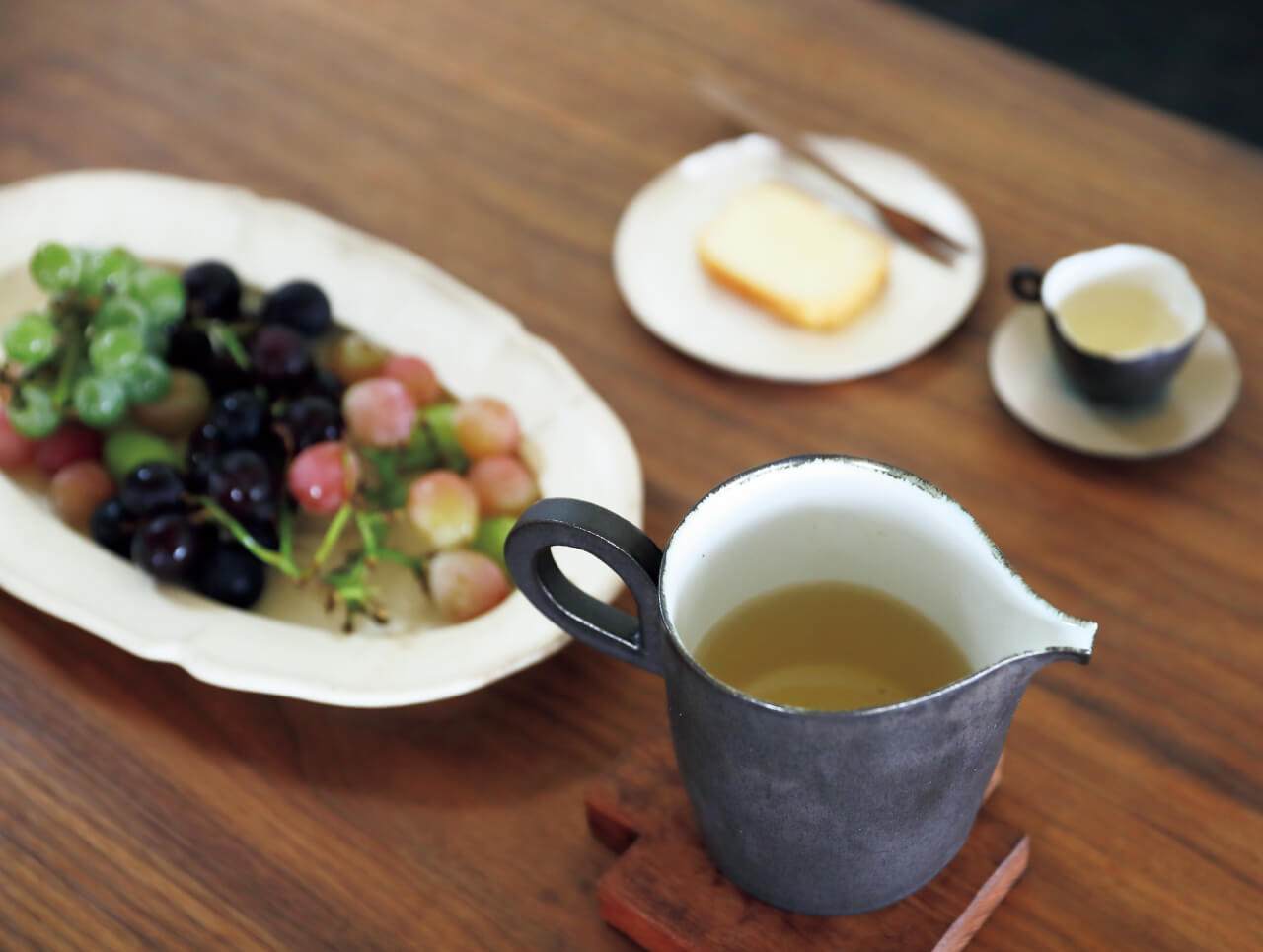 「人をもてなすのが日常」という石村さん。作家ものやアンティークの器を自在に組み合わせ、手慣れた雰囲気で手料理をふるまう。駆けつけの一杯、野菜づくしの食事、食後のデザート。豊かな食卓の風景が広がる。