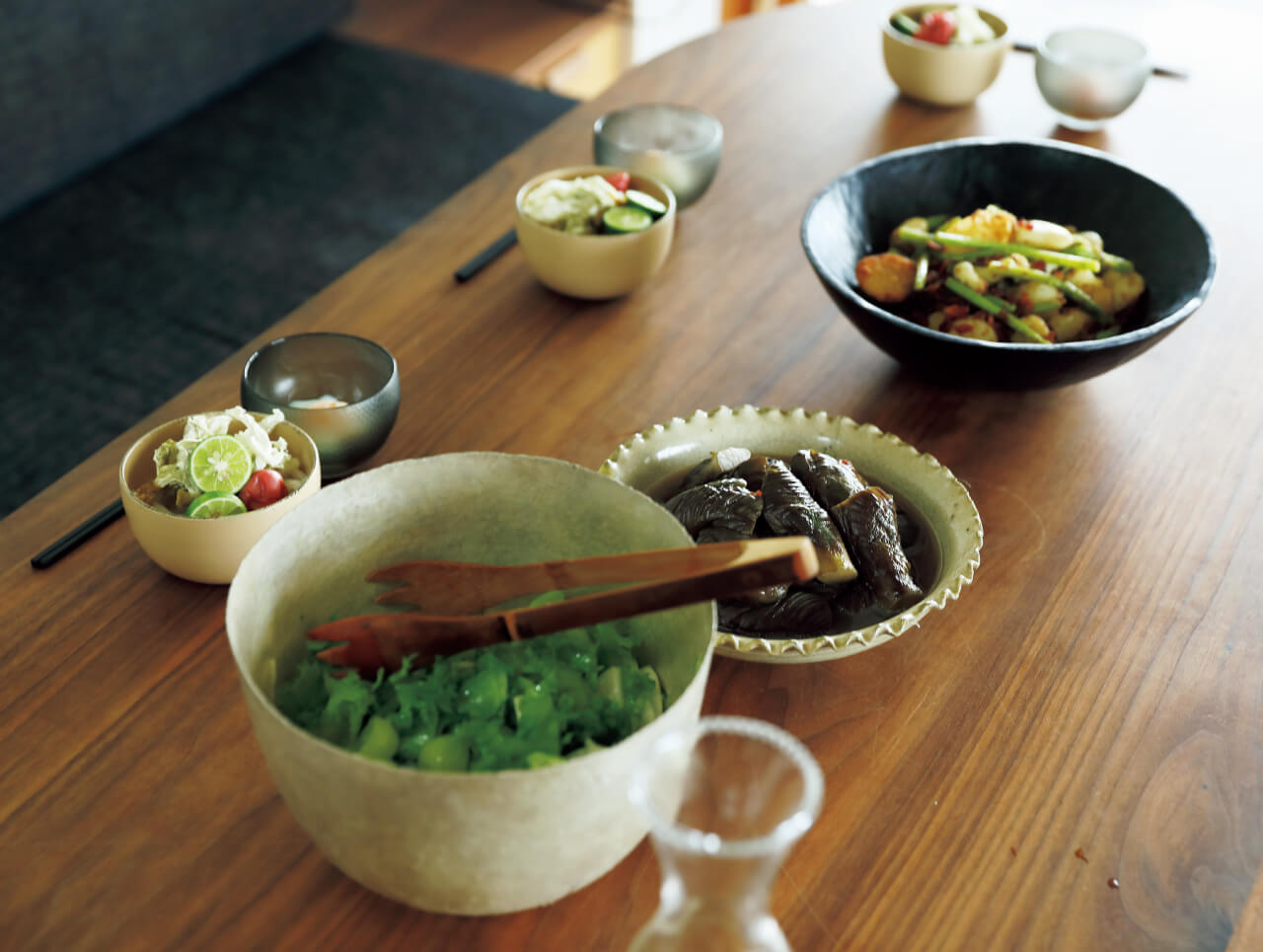 「人をもてなすのが日常」という石村さん。作家ものやアンティークの器を自在に組み合わせ、手慣れた雰囲気で手料理をふるまう。駆けつけの一杯、野菜づくしの食事、食後のデザート。豊かな食卓の風景が広がる。
