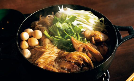 煮込むほどおいしさアップ締めはうどんで「鶏すき焼き」レシピ／ワタナベマキさん