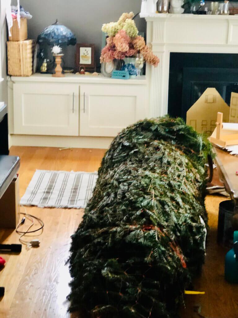 クリスマスツリー倒れる
