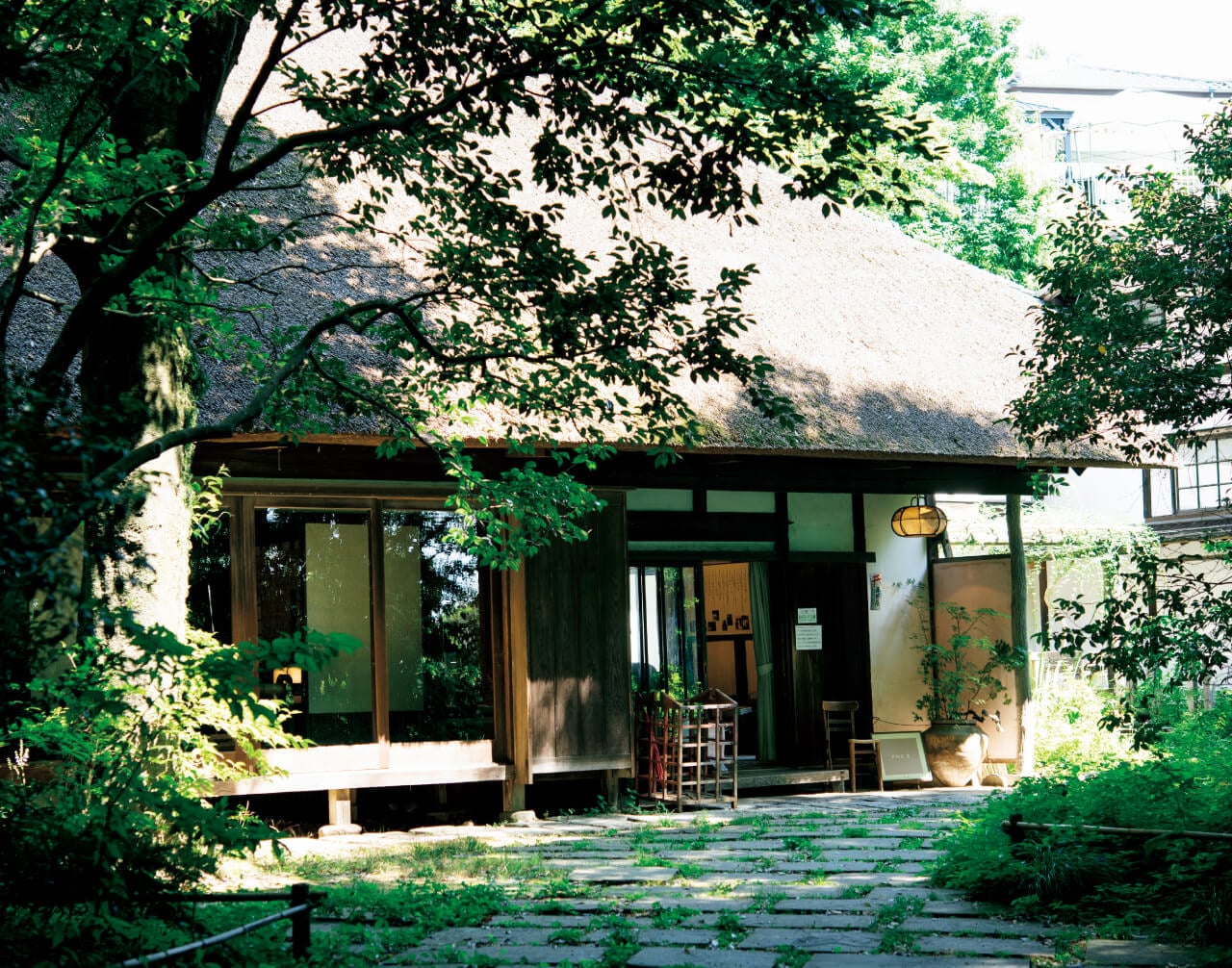 白洲夫妻の暮らしぶりが伺える「武相荘」の母屋は、古い茅葺屋根の農家を改装。正子さんは「茅葺屋根だけは残してほしい」と子どもたちに語り、その遺志を継いで2006年に葺き替え。この正面には庭が広がり、季節の移ろいを眺められる
