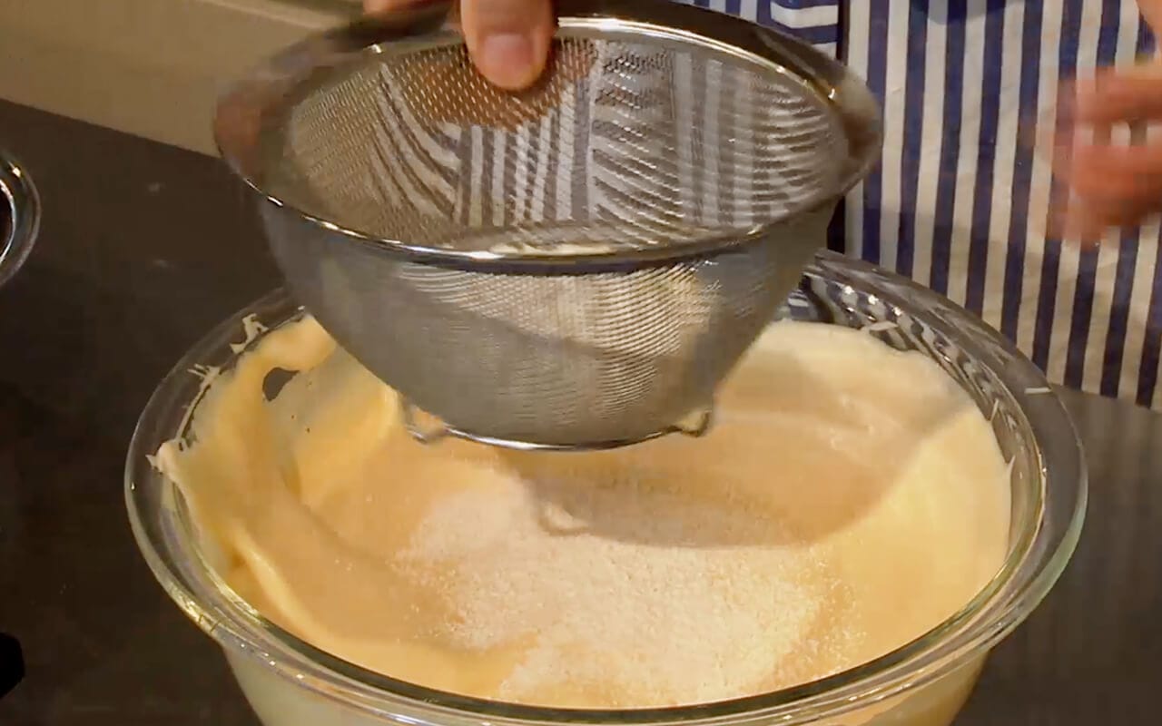 ふるった小麦粉を一度に加え、ゴムベラを底から大きく動かし、３０回ほど粉が見えなくなるまで混ぜる。