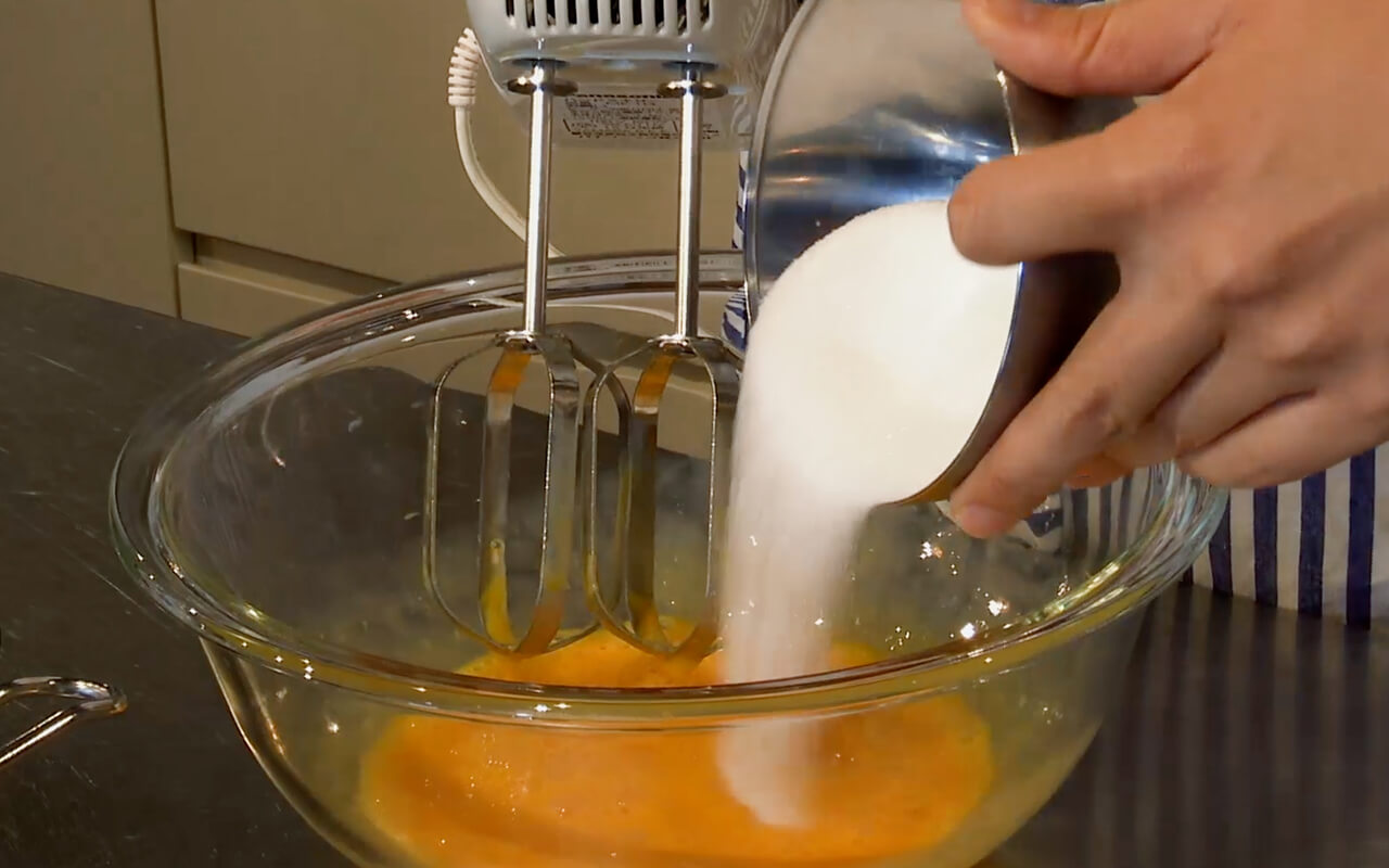ボウルに卵を割り入れてほぐし、砂糖を加えて軽く混ぜる。