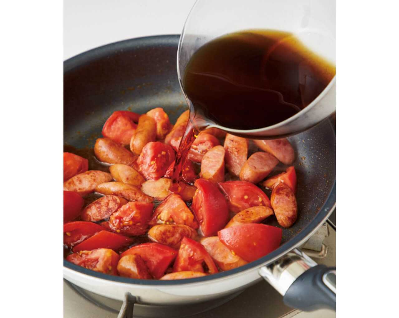 トマトとソーセージの炒め具合が最大のポイント。トマトの皮が少し縮んで果汁が出かかるくらいまで炒めて、めんつゆを投入