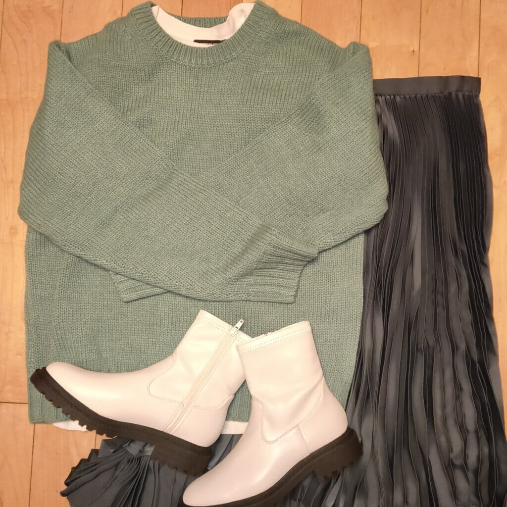 GUのローゲージクルーネックセーターとウルトラストレッチボリュームソールショートブーツ