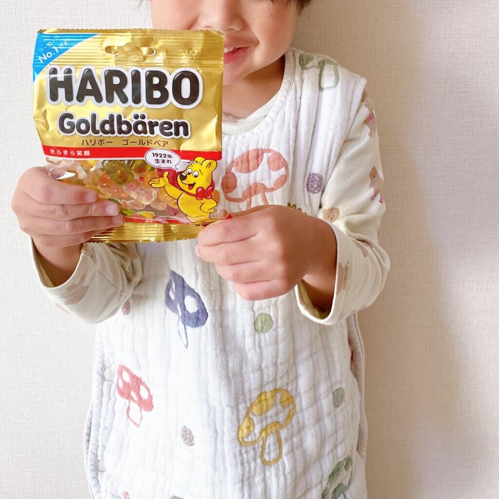 HARIBOのグミを持つ男の子