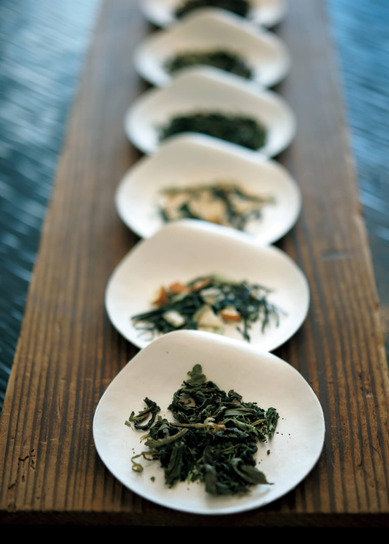 ６種から選べるブレンド茶は二十四節気の暦に合わせ、果物やハーブを混ぜて創作。