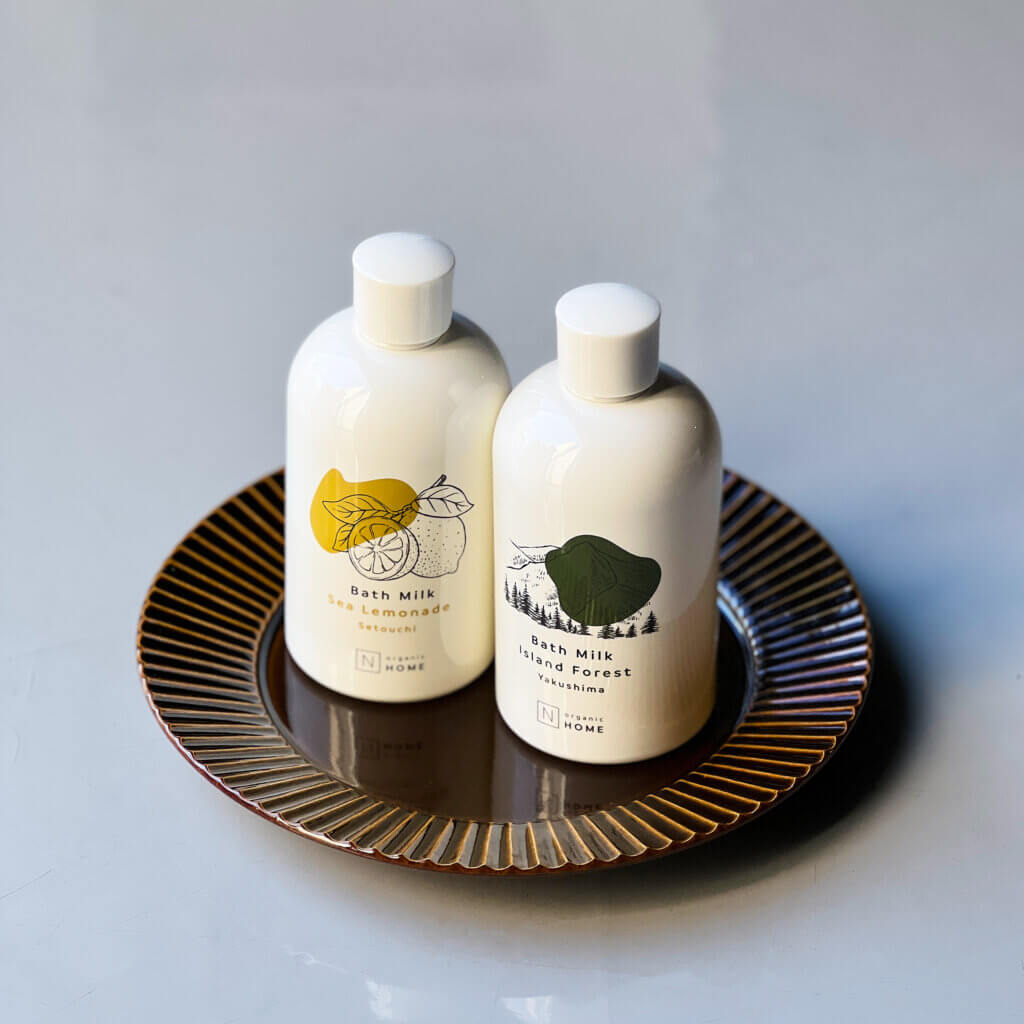 N organic HOME バスミルク　写真左から、シーレモネードの香り、アイランドフォレストの香り 各300mL ¥3080（税込価格）