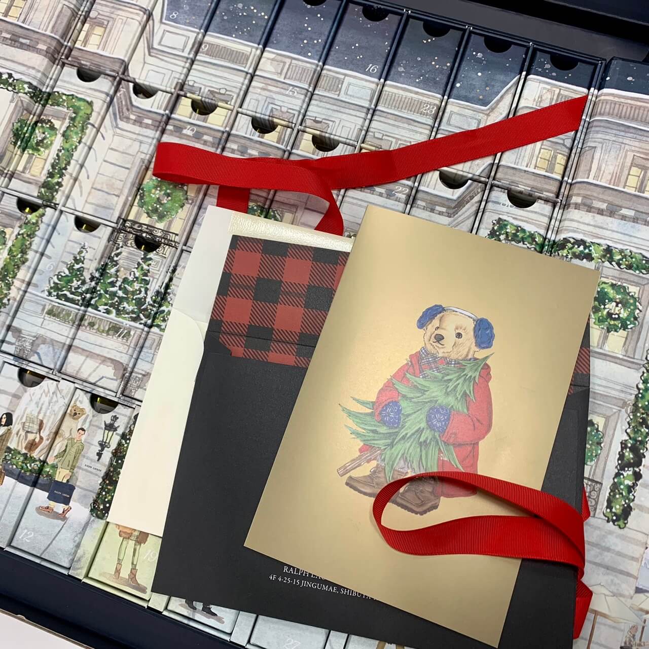 写真：ラルフローレン・アドベントカレンダーとテディベアの絵が描かれた金色のメッセージカード