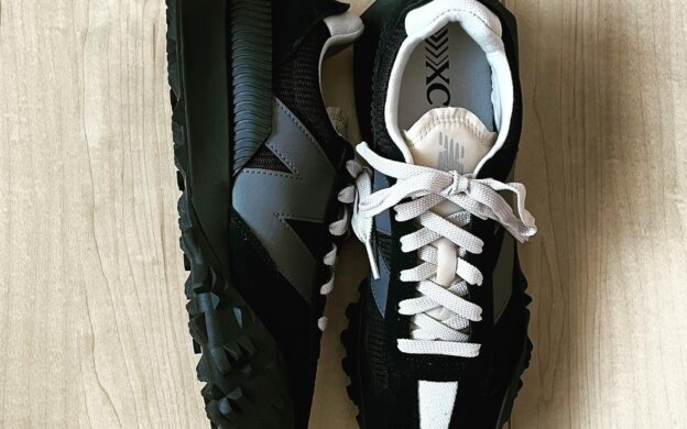 写真：ニューバランスの黒スニーカー・最新モデルXC-72