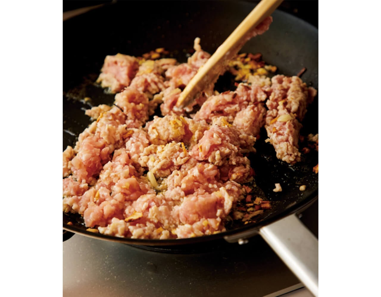 ひき肉を炒めるときはパラパラになるまでほぐさずに、かたまりを残して焼きつける。肉感が出て、食感もよくなる