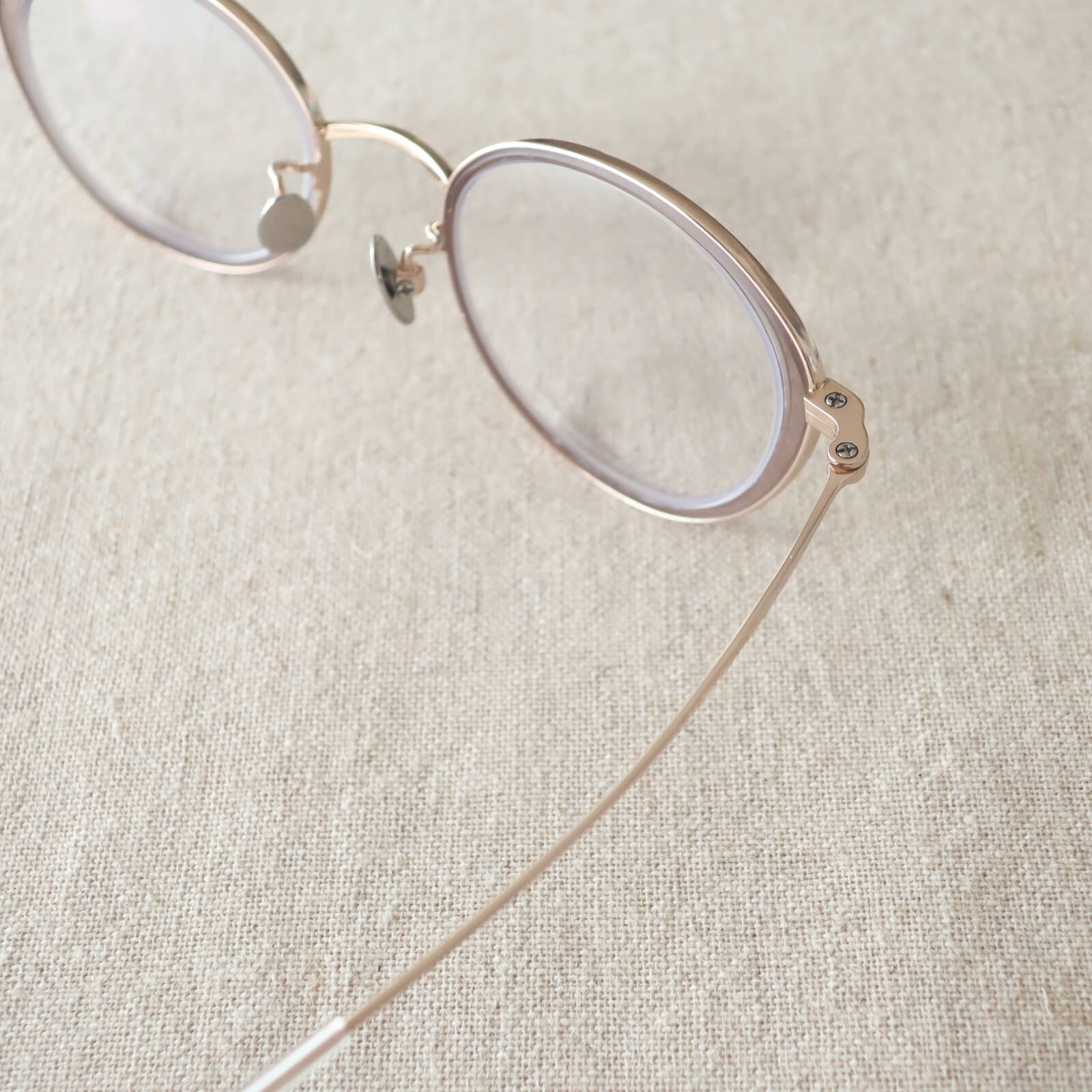 眼鏡市場 スロブ　"めがねのまち"として名高い福井県鯖江市の職人さんの技術で実現したテンプルの細さと軽さ。