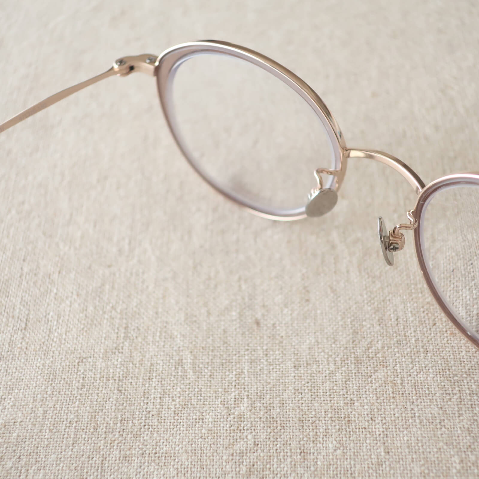 眼鏡市場 スロブ　長く眼鏡を使っていると鼻パッドが変色したり傷んでくることが多いのですが、スロブはチタン製。