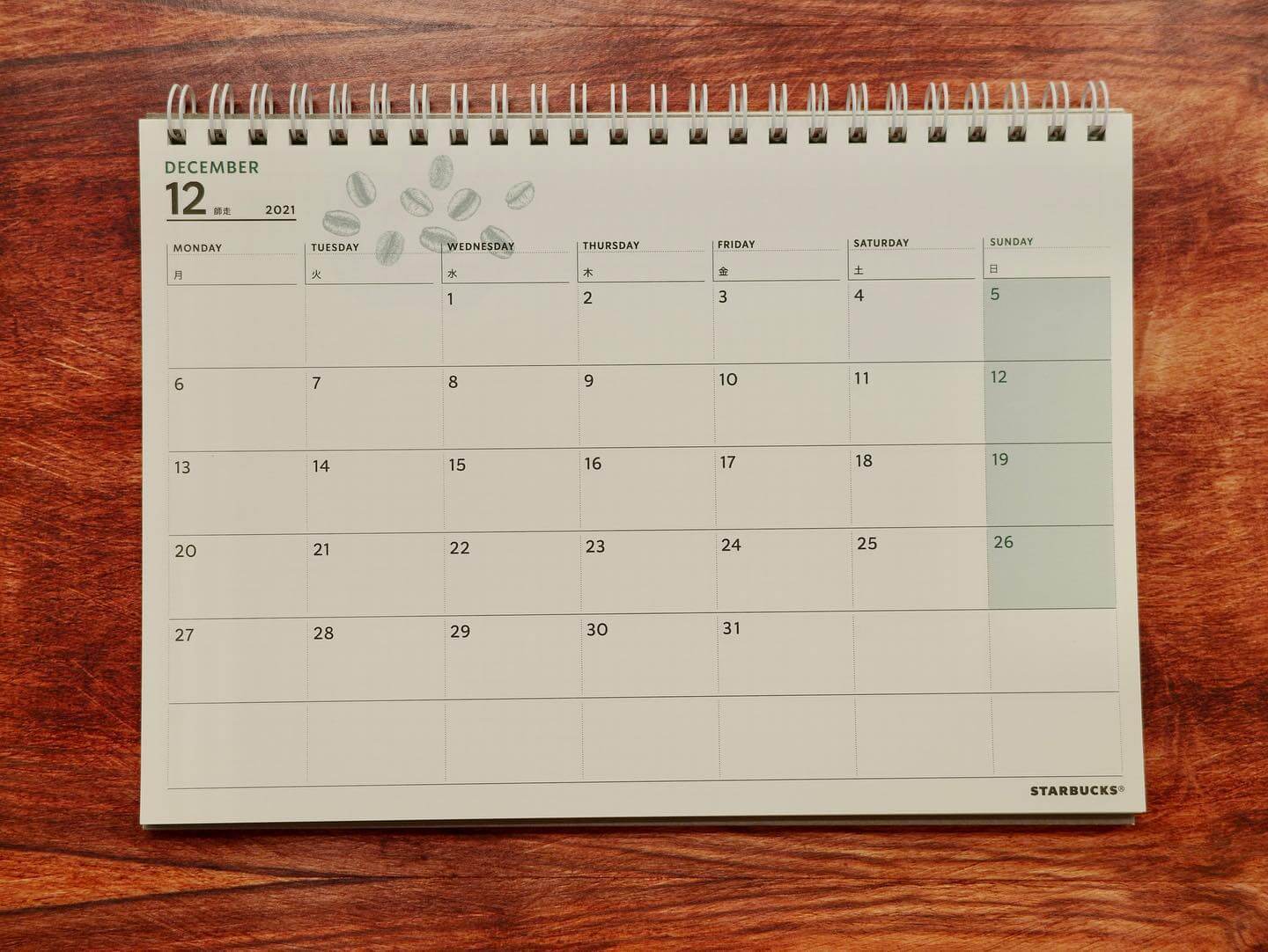 写真：コクヨ×スタバコラボの卓上カレンダー。12月のマンスリーのページ。予定が書き込める。