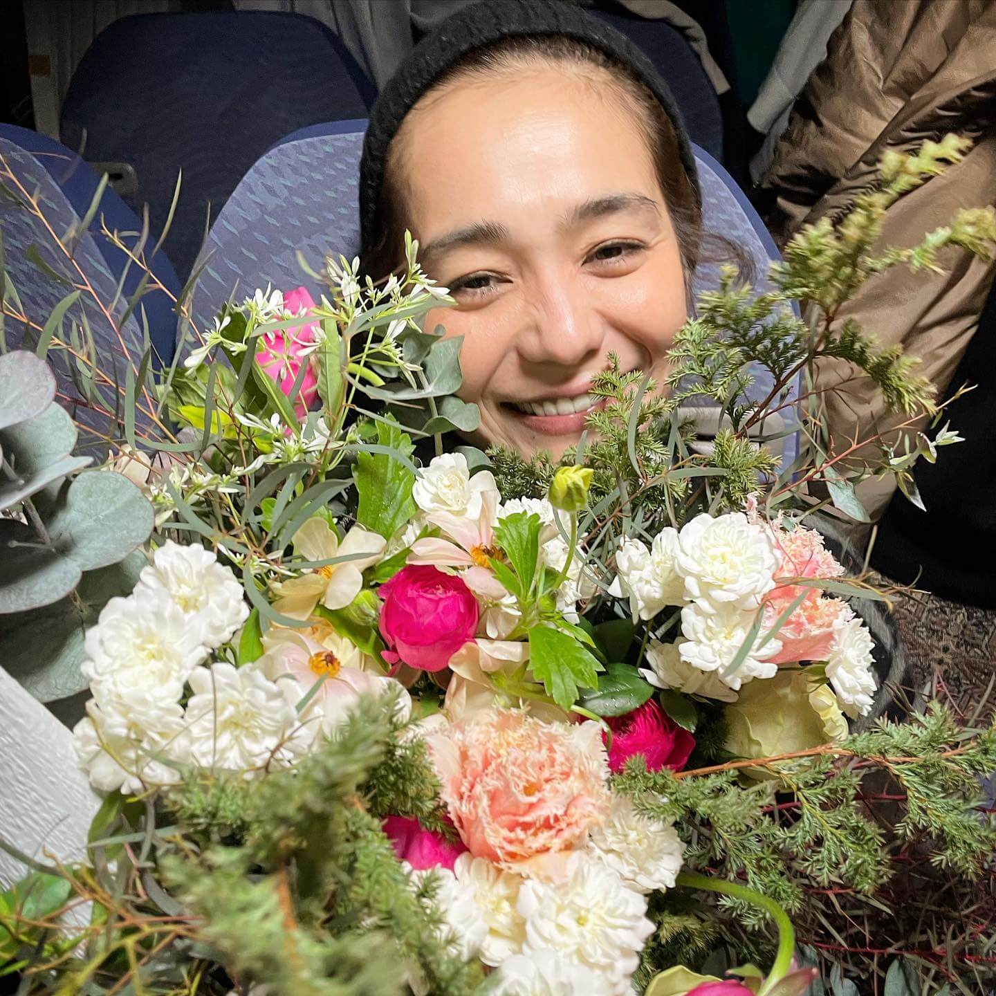 写真：モデル竹下玲奈さんの笑顔/誕生日サプライズの花束とともに