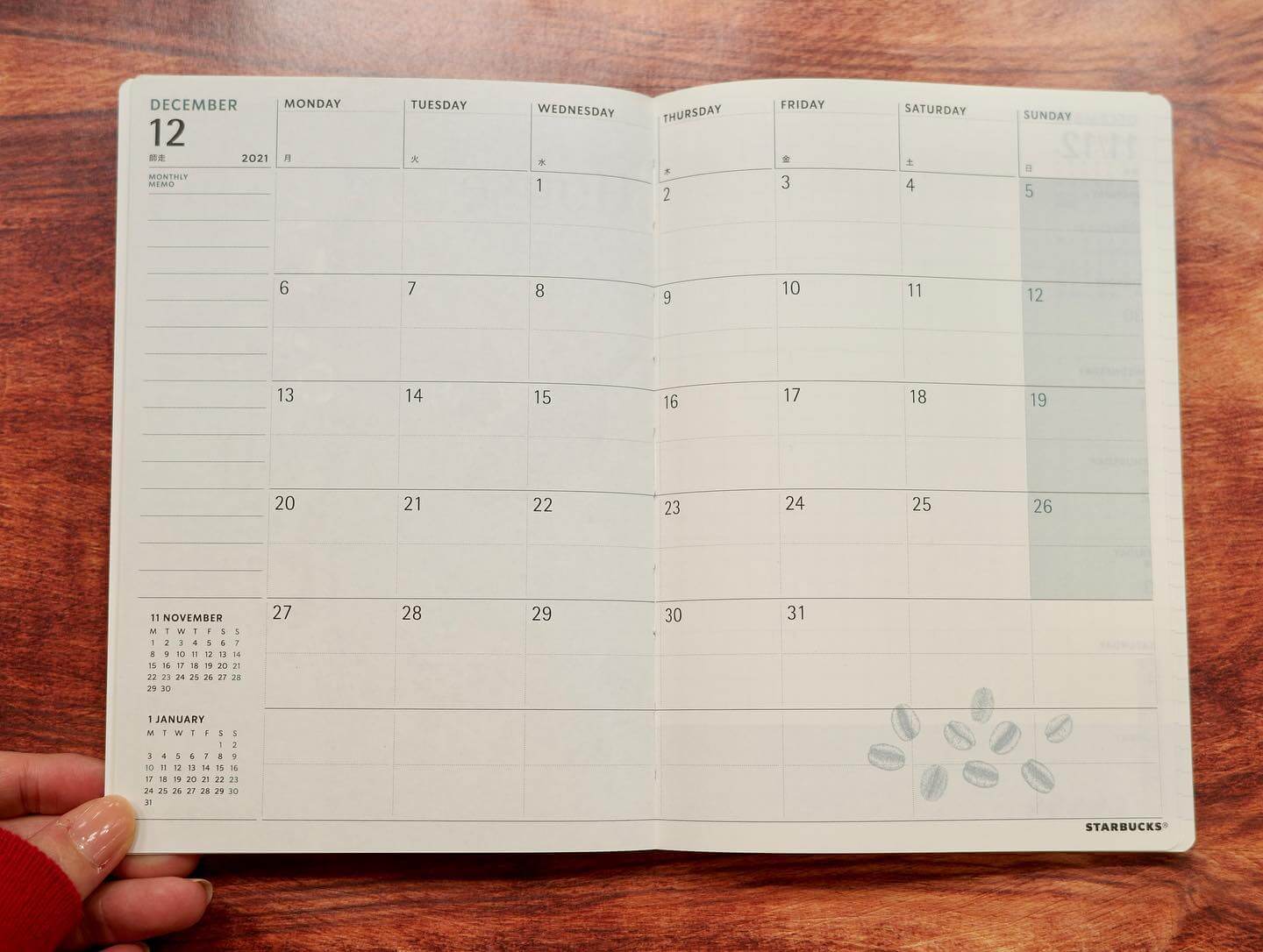 写真：コクヨ×スタバコラボのスケジュール帳。12月マンスリーのスケジュールが書き込めるページ