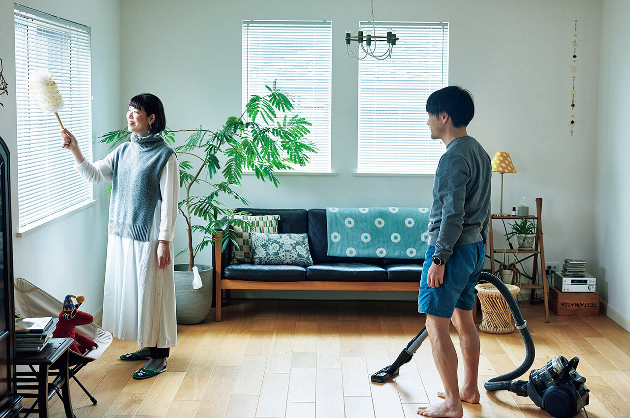 柳沢小実さんの週末のキャニスター掃除機での床掃除