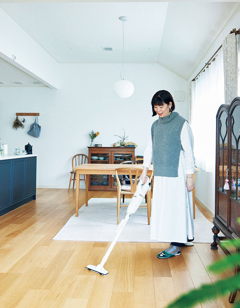 柳沢小実さんの平日のマキタ・スティック掃除機での床掃除