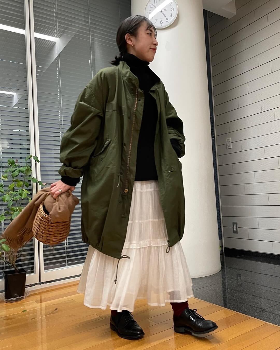 写真：サンダースのミリタリーダービーシューズを履いたスタイリスト石上美津江さんの私服コーデ