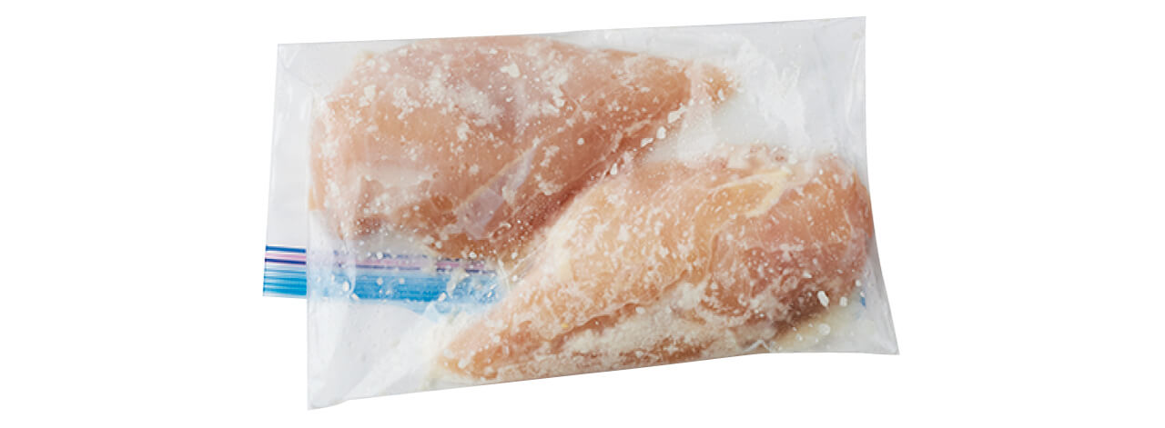 鶏肉をジッパー付き保存袋（Lや特大など、大きめのサイズ）に入れ、塩麹を加えてよくもみ込む。空気を抜いてジッパーを閉じ、冷蔵庫でひと晩おく。
