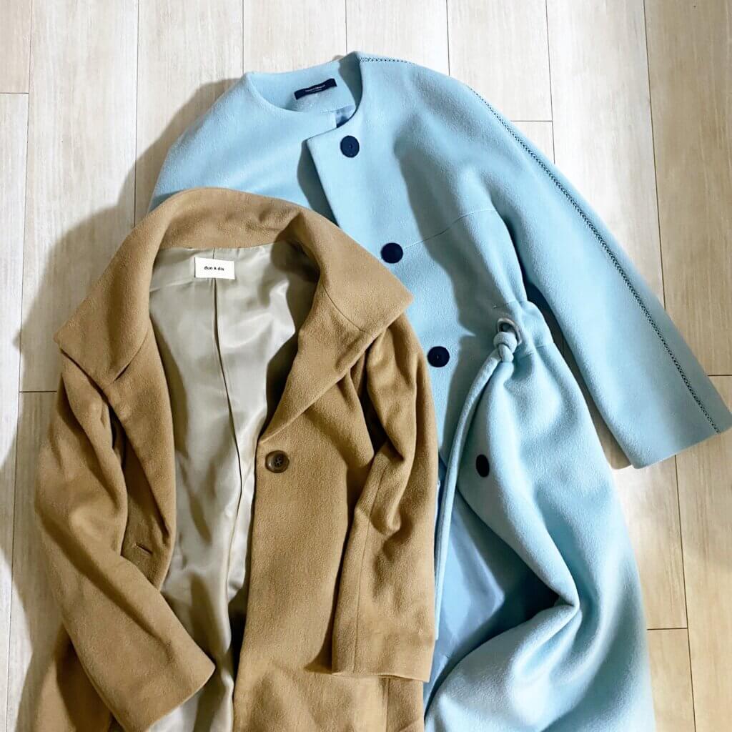 キャメル色のコートとミント色のコート