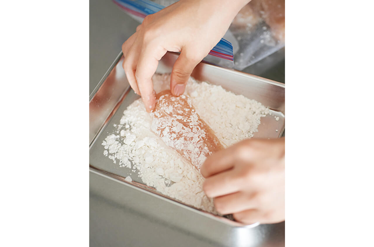 ささ身についた塩麹はそのままでOK。袋から取り出したら薄力粉を直接つけて。
