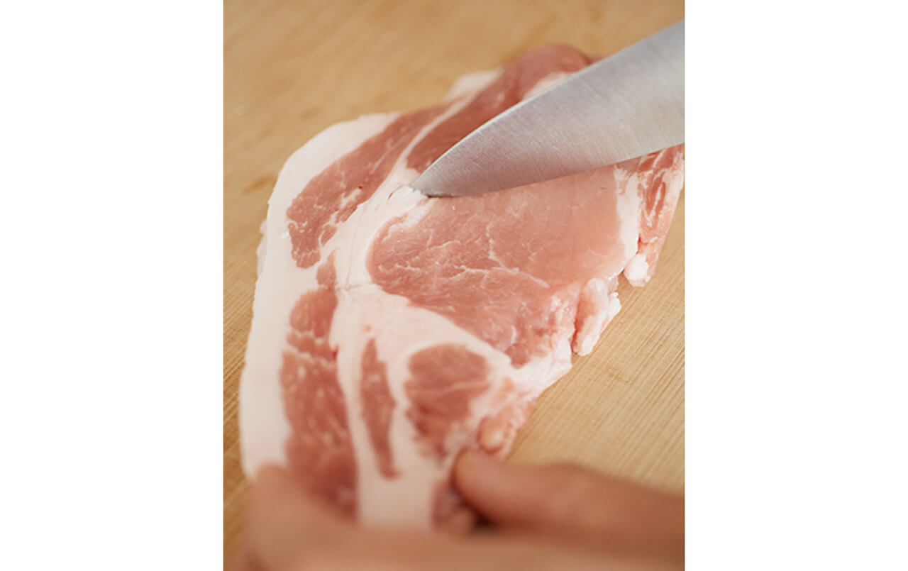 豚肉の表と裏、両面のすじを切ることで、焼いたときに肉が反らず、Ａのタレがしっかりなじみます。