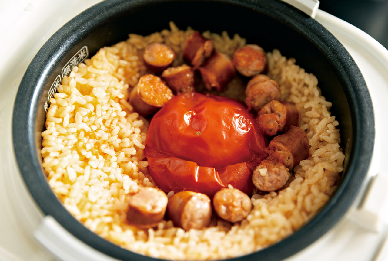 炊飯器に①の米、Ａを入れて混ぜ、水を2合の目盛りまで注ぐ。まるごとのトマト、①のソーセージをのせて普通に炊く。