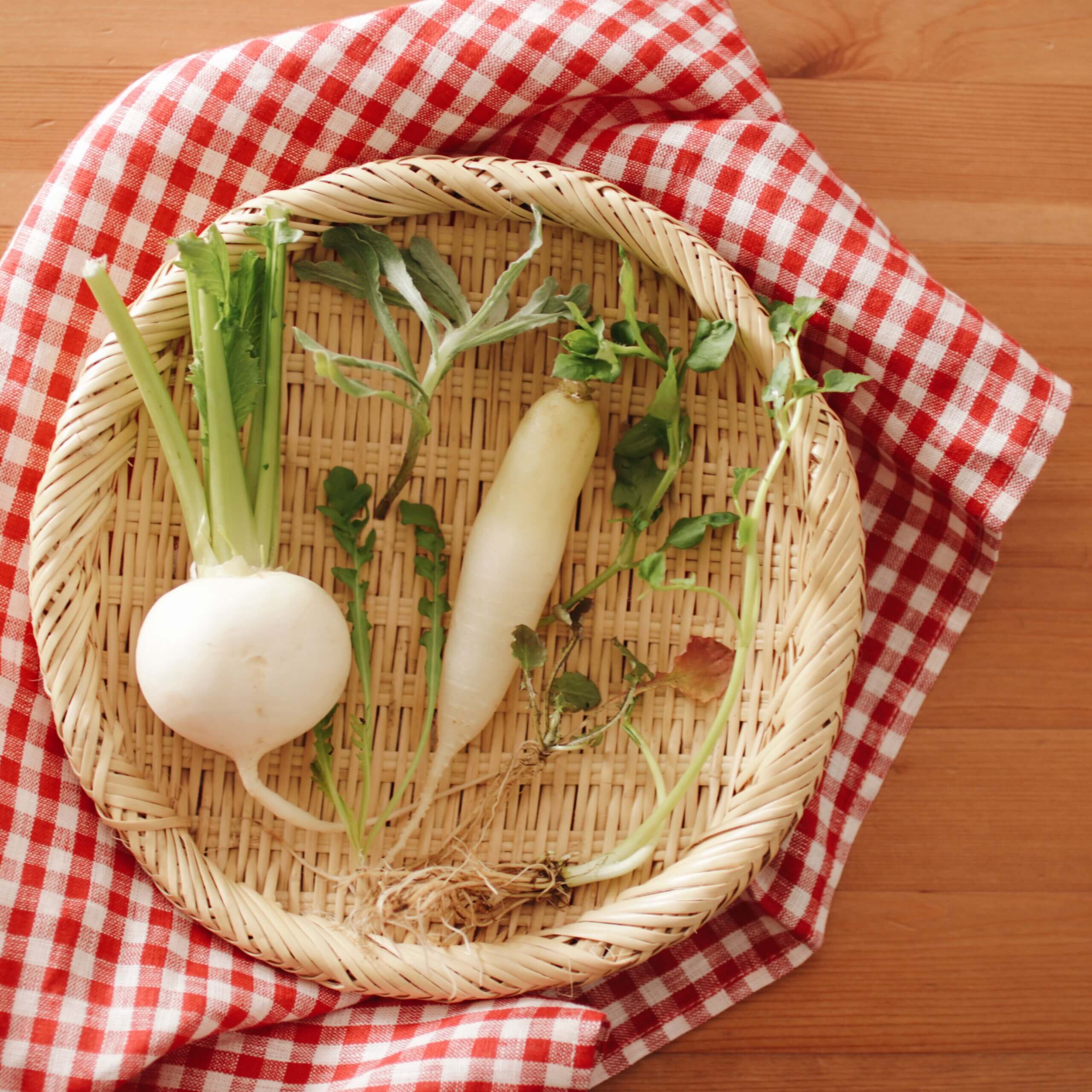 かごに入れた春の七草