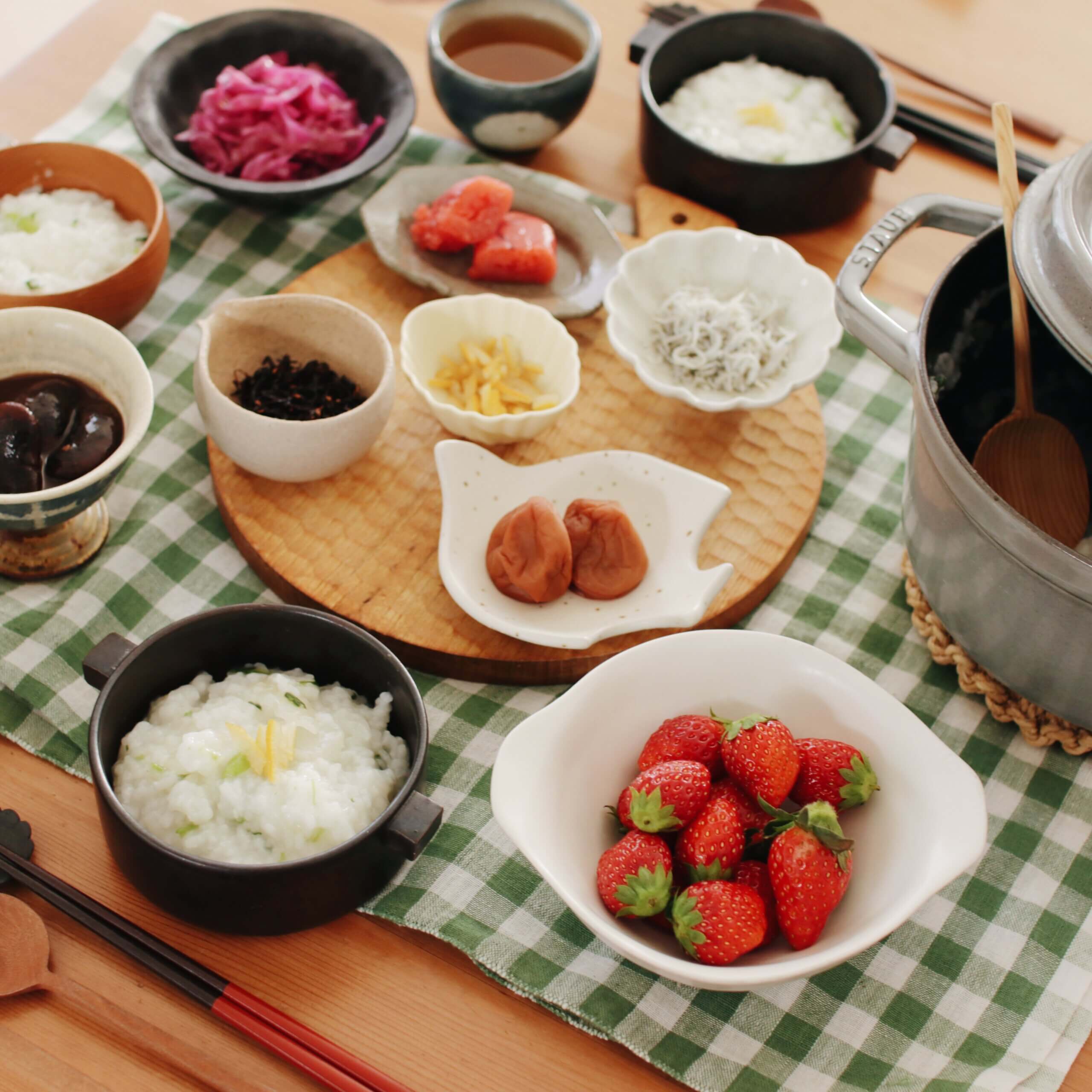 七草がゆと味変の食材が並んだ食卓