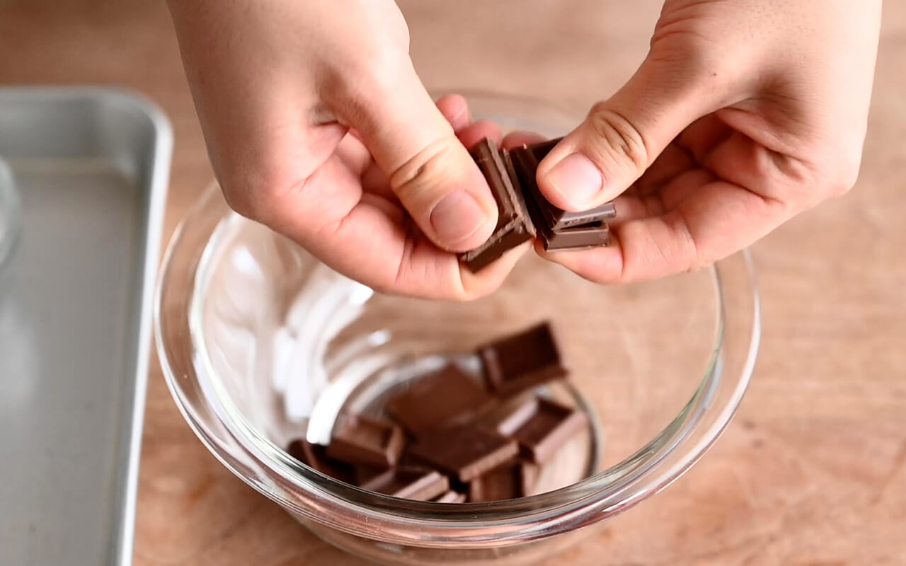 チョコレートは手で細かく砕き、60〜80℃のお湯で湯煎する。