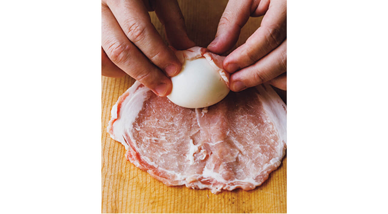 肉2枚でゆで卵1個を包む。肉と肉の間に隙間ができないように。巻き終わりはくっつけて、全体を握って肉をなじませるのがコツ