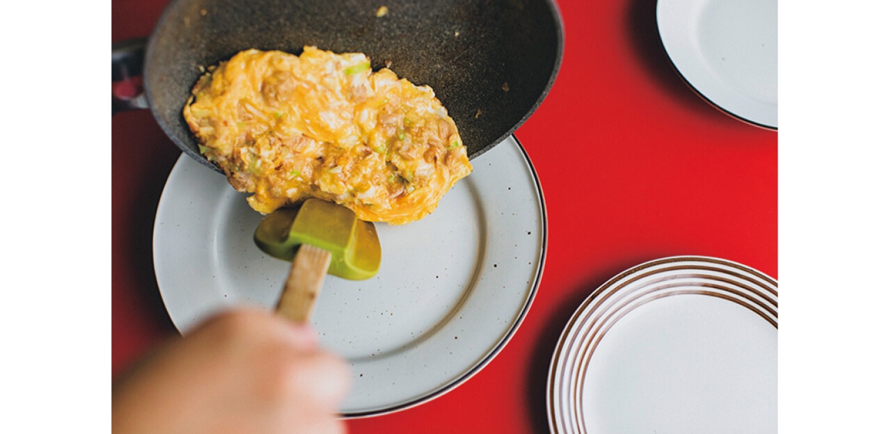 卵液を流し入れて菜箸で大きくかき混ぜたら、たたまずに寄せるだけでＯＫ。ゴムべらがあると便利。半熟状にやわらかく仕上げて