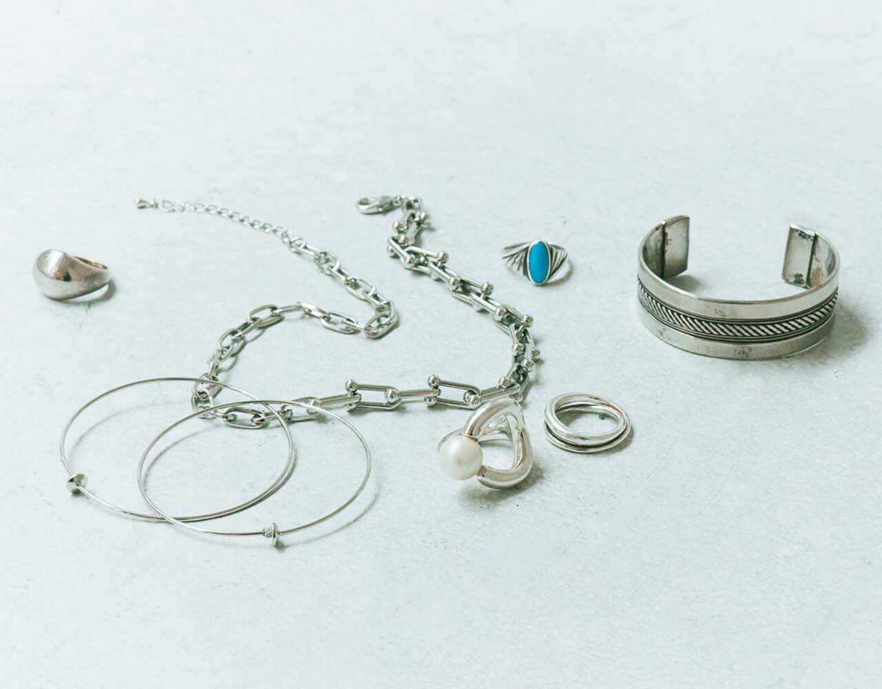 （右から） Bangle:TODAYFUL Turquoise ring:from mother Double ring:Ce'soi Pearl ring:soierie Necklace: Outlet Earrings:UNITED ARROWS Thick ring:No Brand