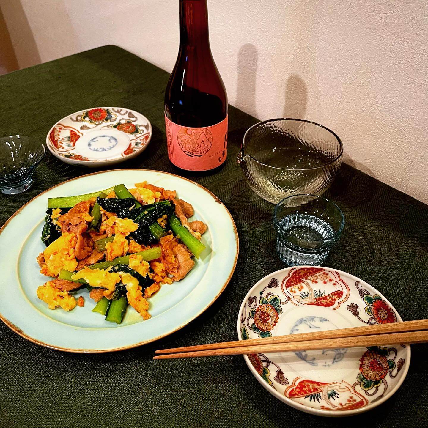 写真：毎日のおかずカレンダー「卵と豆腐があればなんとかなる！」今井亮さんのレシピ「豚こま、卵、小松菜のオイスター炒め」