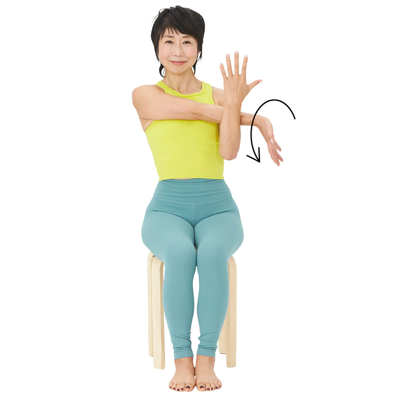 1 椅子に座り、伸ばした腕をもう片方の腕でかかえるようにして胸に引き寄せる。伸ばした腕を前側にひねっての手のひらを外側に向ける。