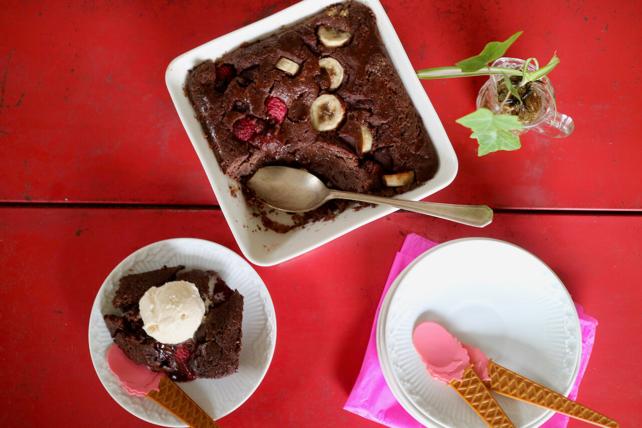 チョコとラズベリーのコブラー」レシピ／「歩粉（ほこ）」磯谷仁美さんの、おうちで作れるやさしいお菓子 | LEE