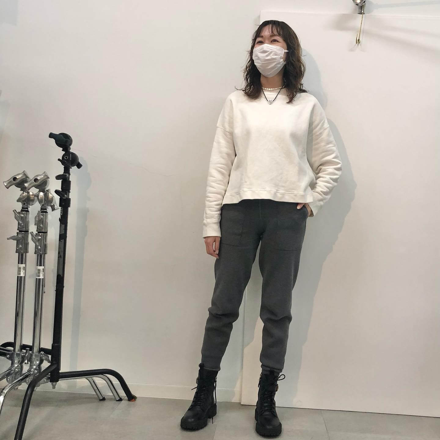 写真：12closet【洗える】スウェット風ニットパンツを着る 榎本洋子さん・白いトップス・室内で撮影