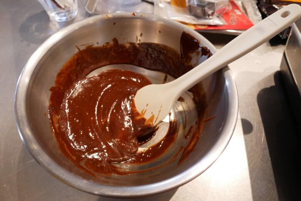 牛乳と卵とよく混ぜたガトーショコラミックスと、湯煎で溶かしたチョコレートとバターを混ぜれば、生地のできあがり。
